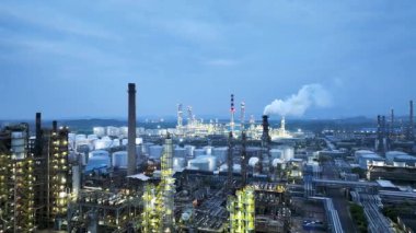 Akşamüstü büyük petrokimyasal petrol rafinerisinin hava görüntüsü.