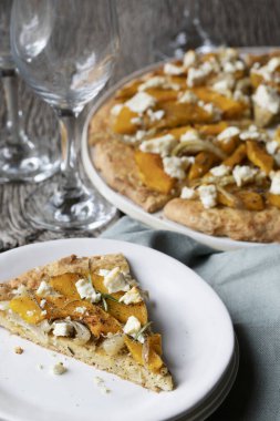 Soğanlı, tereyağlı, biberiyeli, adaçaylı, feta peynirli Kabak Pizzası.