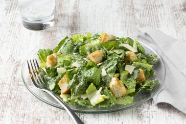 Ekmek arası ve tıraş edilmiş parmesanlı klasik Sezar Salatası.