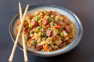 Klasik Hawaii Spam ve Pineapple Fried Rice. 