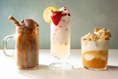 Eşsiz ve Çürümüş Dondurma Yüzüyor Pişirilmemiş Tatlı Yok