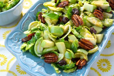 Tart ve Tatlı Brüssells Salata, Meyve ve ve Sebze Salatasını her zaman servise sunar. 