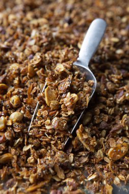 Süper Sağlıklı Yiyeceklerin Sınırına Uç Büyük Metal Kepçe ile Üç Tohum Granola 