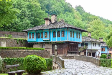ETAR, GABROVO, BULGARIA - 29 Mayıs 2023: Bulgaristan 'ın Gabrovo kenti yakınlarında korunmuş eski el sanatları köyü Etar (Etara) ile etnografik kompleksi