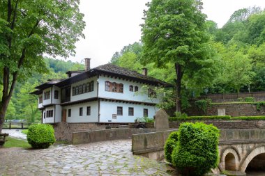 ETAR, GABROVO, BULGARIA - 29 Mayıs 2023: Bulgaristan 'ın Gabrovo kenti yakınlarında korunmuş eski el sanatları köyü Etar (Etara) ile etnografik kompleksi