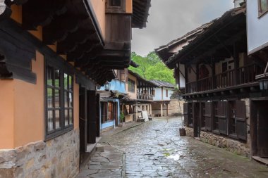 ETAR, GABROVO, BULGARIA - 29 Mayıs 2023: Bulgaristan 'ın Gabrovo kenti yakınlarında korunmuş eski el sanatları köyü Etar (Etara) ile etnografik kompleksi