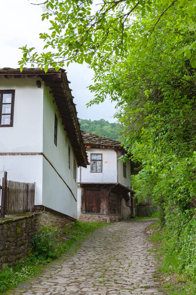 БОЗЕНТСИ, БУЛЬГАРИЯ - 26 мая 2023 года: Весенняя панорама старинных домов в Архитектурно-историческом заповеднике села Габрово, Болгария