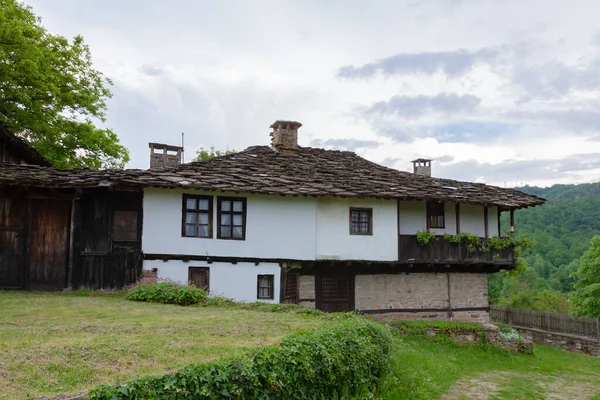 Bozentsi Bulgaria 2023年5月26日 ブルガリアのガブロヴォ地方の村の建築史保護区にある古い家の春のパノラマ — ストック写真