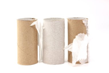 Beyaz arkaplanda izole edilmiş tuvalet kağıdı rulosu