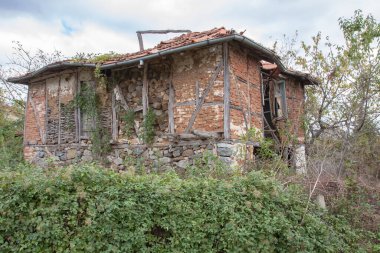Uzun zamandır terk edilmiş harabe bir çiftlik evi..
