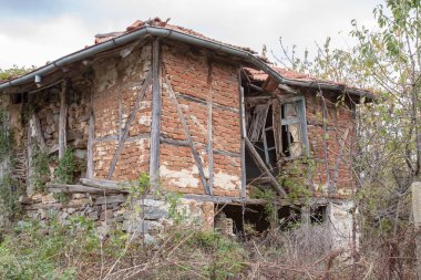 Uzun zamandır terk edilmiş harabe bir çiftlik evi..