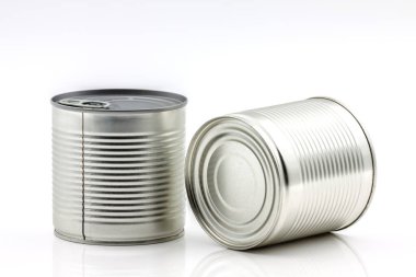 Gıda endüstrisi için silindirik teneke kutu. Sığ alan derinliği ile seçmeli odak.