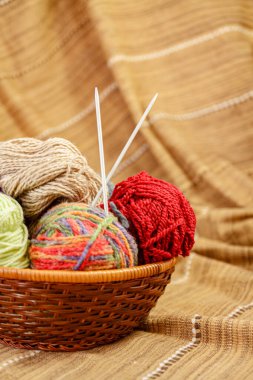 Örgü örmek için renkli iplikler. Sığ alan derinliğine sahip seçici odak.