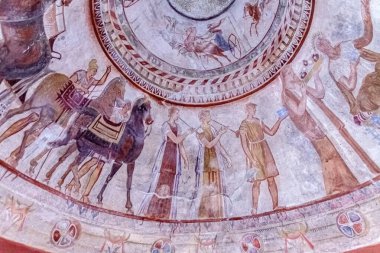 Süslü bir Trakya mezarının resimleri. Sığ alan derinliğine sahip seçici odak.