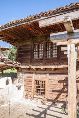 Bulgar Uyanış tarzı bir evden ayrıntılar. Sığ alan derinliğine sahip seçici odak.