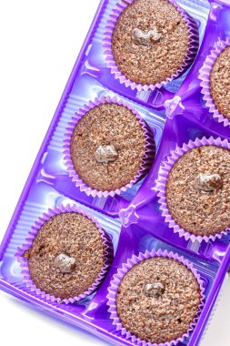 Çikolata parçacıklı geleneksel bir kek. Sığ alan derinliğine sahip seçici odak.