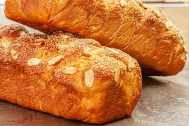 Paskalya bayramları için bademli geleneksel Kozunak. Sığ alan derinliğine sahip seçici odak.