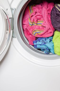 Yıkandıktan sonra çamaşır makinesinde renkli havlular..