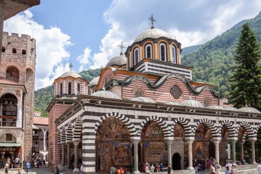 RIL Manastırı, BULGARIA - 14.07 2024: Bulgaristan 'ın Kyustendil bölgesindeki Aziz İvan Rila manastırına turist ziyareti