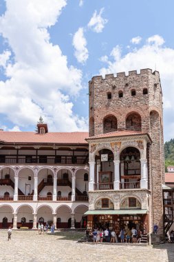 RIL Manastırı, BULGARIA - 14.07 2024: Bulgaristan 'ın Kyustendil bölgesindeki Aziz İvan Rila manastırına turist ziyareti