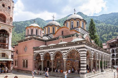 RIL Manastırı, BULGARIA - 14.07 2024: Bulgaristan 'ın Kyustendil bölgesindeki Aziz İvan Rila manastırına turist ziyareti