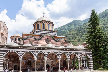 RIL Manastırı, BULGARIA - 14.07 2024: Bulgaristan 'ın Kyustendil bölgesindeki Aziz İvan Rila manastırına turist ziyareti