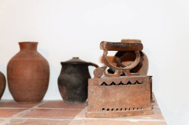 Kömür ve közle ısıtmak için ev yapımı vintage demir. Sığ alan derinliğine sahip seçici odak.