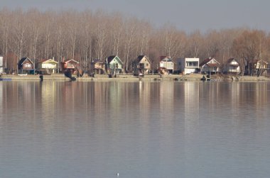 Nehir kenarındaki cambaz ayaklıklarında evler