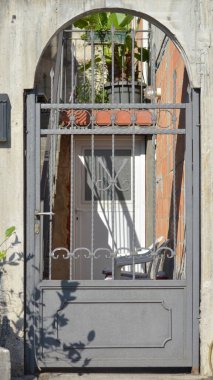 Özel evin metal kapısı yapım aşamasında.