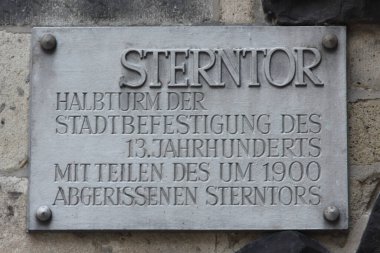 Bonn 'daki orijinal Sterntor, Sternstrasse' nin sonunda 1244 yılında inşa edildi ve ortaçağ şehir tahkimatlarının bir parçasıydı..