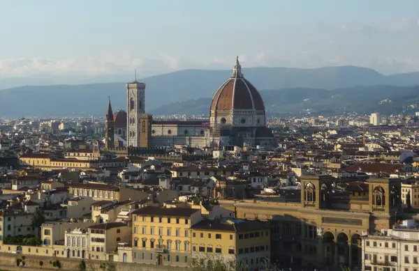 Floransa İtalyancası: Firenze İtalya 'nın orta kesiminde ve Toskana bölgesinin başkentidir..