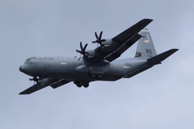 Kaiserslautern, Almanya 15 Ağustos 2019: ABD Hava Kuvvetleri Lockheed C-130 Herkül Ramstein Hava Üssü 'ne yaklaşıyor