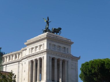 Roma İtalya 'nın başkentidir. Yaklaşık üç milyonla İtalya 'nın en büyük şehridir.