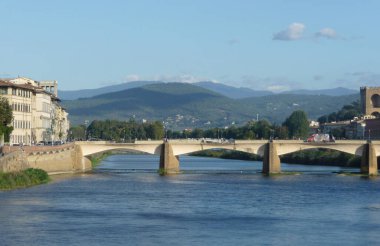 Floransa İtalyancası: Firenze İtalya 'nın orta kesiminde ve Toskana bölgesinin başkentidir..
