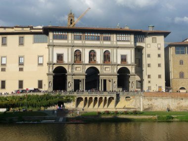Floransa İtalyancası: Firenze İtalya 'nın orta kesiminde ve Toskana bölgesinin başkentidir..