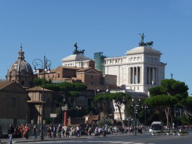 Roma İtalya 'nın başkentidir. Yaklaşık üç milyonla İtalya 'nın en büyük şehridir.