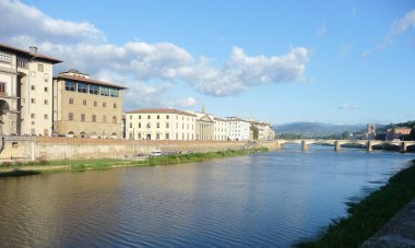 Floransa İtalyancası: Firenze İtalya 'nın orta kesiminde ve Toskana bölgesinin başkentidir..