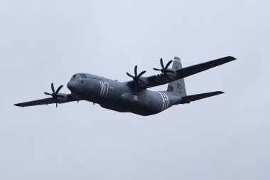 Kaiserslautern, Almanya 15 Ağustos 2019: ABD Hava Kuvvetleri Lockheed C-130 Herkül Ramstein Hava Üssü 'ne yaklaşıyor