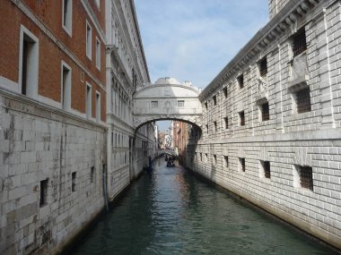 Venedik kuzeydoğu İtalya ve Veneto bölgesinin başkenti bir şehirdir.