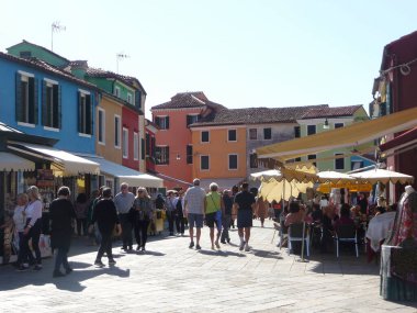 Burano, İtalya, 11 Ekim 2019: Burano, İtalya 'nın kuzeyindeki Venedik Gölünde Torcello yakınlarında yer alan bir adadır.,