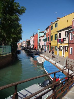 Burano, İtalya, 11 Ekim 2019: Burano, İtalya 'nın kuzeyindeki Venedik Gölünde Torcello yakınlarında yer alan bir adadır.,