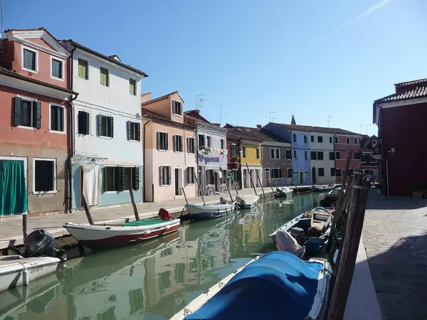 Burano, İtalya, 11 Ekim 2019: Burano, İtalya 'nın kuzeyindeki Venedik Gölünde Torcello yakınlarında yer alan bir adadır.,