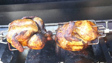 İki lezzetli kızarmış tavuk tükürüğü açıyor.