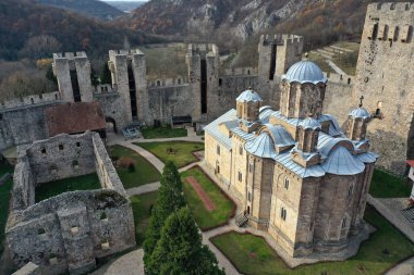 DESPOTOVAC, SERBIA - 5 Aralık: Ortaçağ Sırp Ortodoks Hıristiyan Manastırı, 5 Aralık 2023 'te Sırbistan' ın Despotovac kentinde