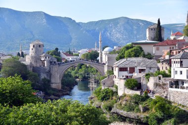 MOSTAR, BOSNIA VE HERZEGOVINA - 1 Mayıs 1: Eski ortaçağ taş köprüsü, 1 Mayıs 2024 'te Bosna-Hersek' in Mostar kentinde