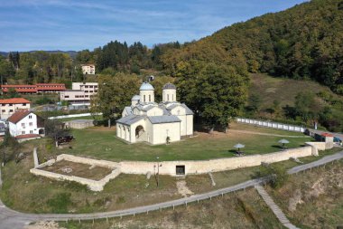 BANJA PRIBOJSKA, SERBIA- 18 Ekim: Eski ortaçağ Ortodoks manastırı Aziz Nikola 18.2023 'te Sırbistan' ın Banja Pribojska kentinde