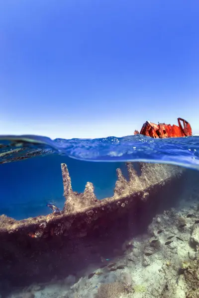 Foto Subaquática Dividida Navio Afundado Recife Coral Mar Vermelho — Fotografia de Stock