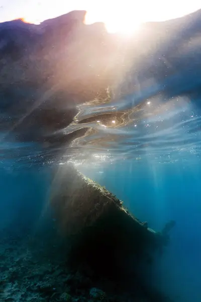赤い海のサンゴ礁の難破船の水中写真 ロイヤリティフリーのストック画像