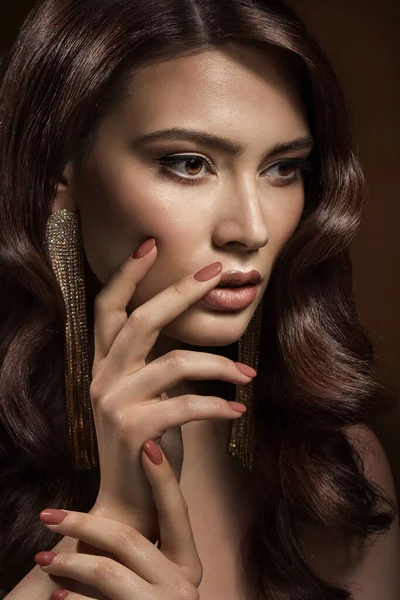 Piękna Kobieta Manicure Paznokcie Brunetka Model Wakacji Makijaż Kręcone Fryzury — Zdjęcie stockowe