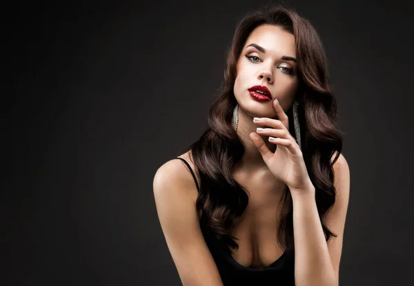 Ženská Červená Rtěnka Make Krásný Model Dlouhými Kudrnatými Hnědými Vlasy — Stock fotografie